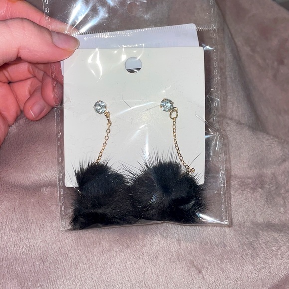 BNIB chic dangly earrings - Picture 2 of 3